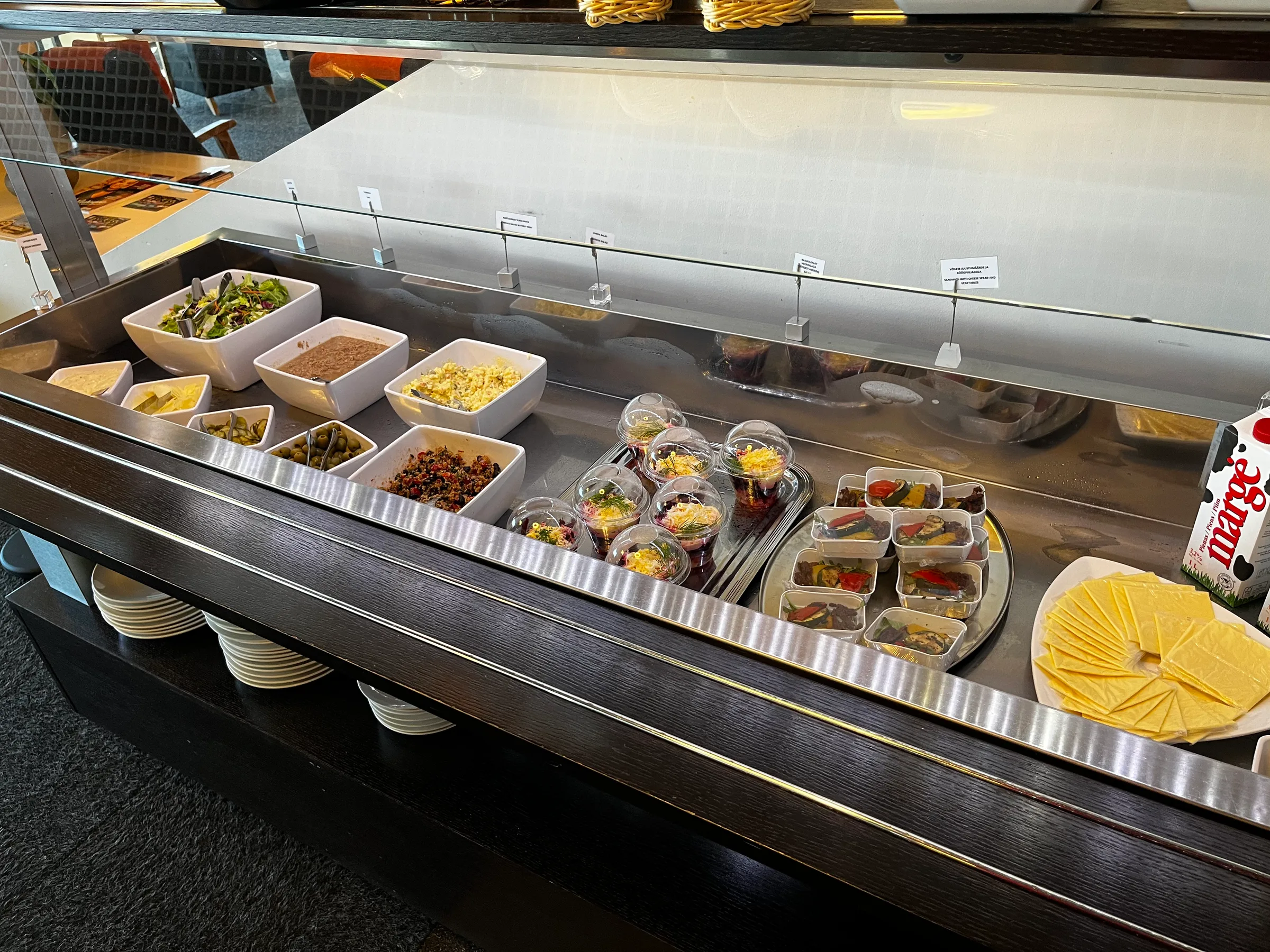 Buffet mit Salaten und Beilagen auf Schalen und Tüten