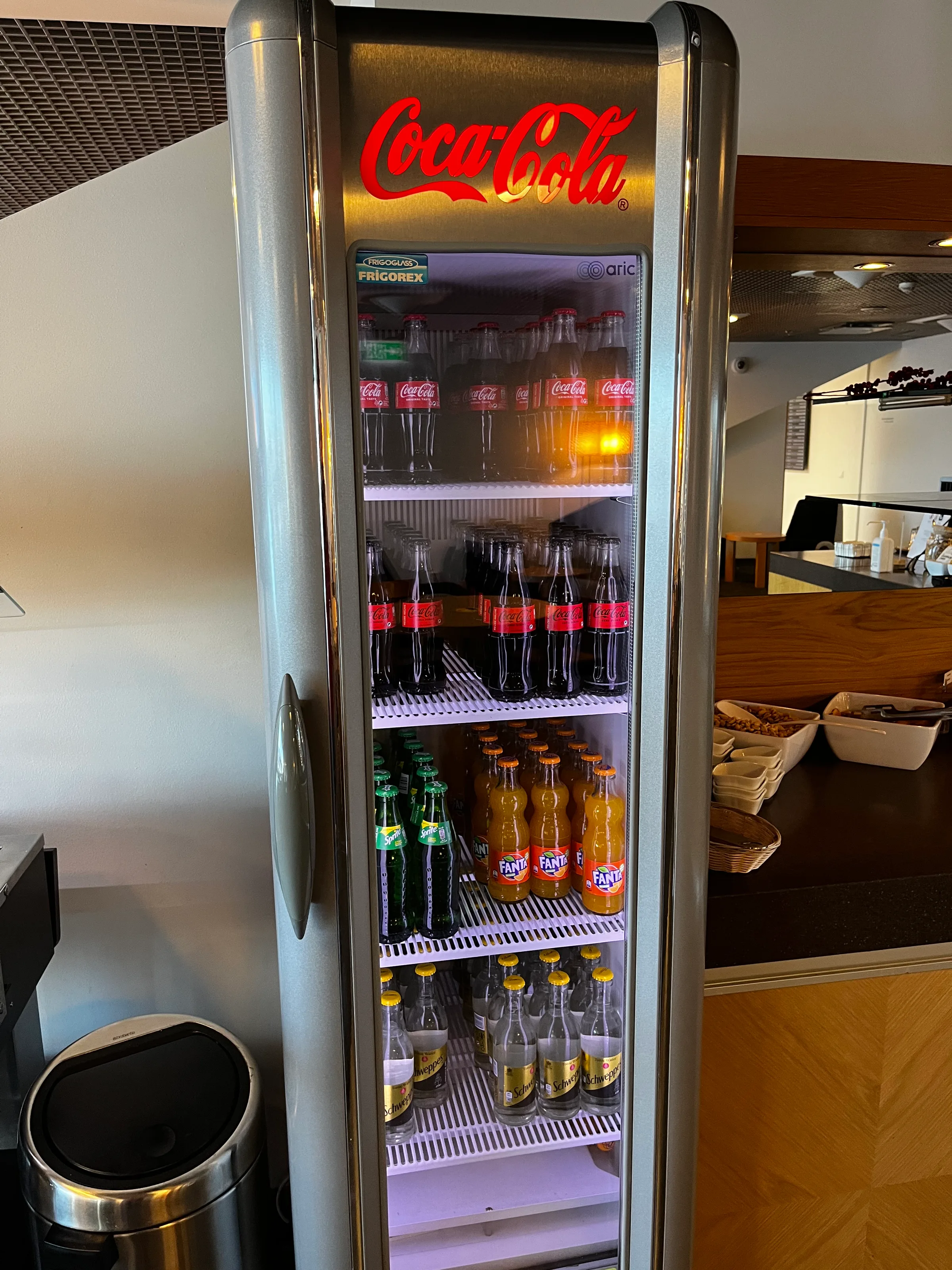 Kühlschrank mit Getränken im Flughafenlounge
