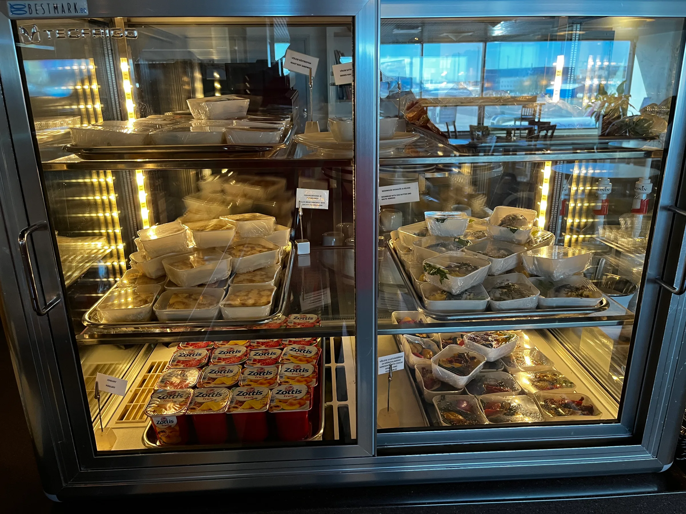Gefriertruhe mit verschiedenen Lebensmitteln und Desserts