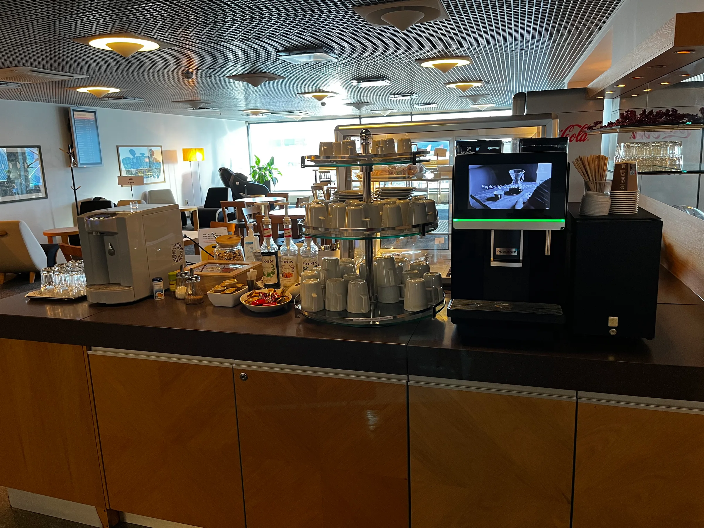 Kaffeebar im Flughafenlounge mit Kaffeemaschine und Getränken