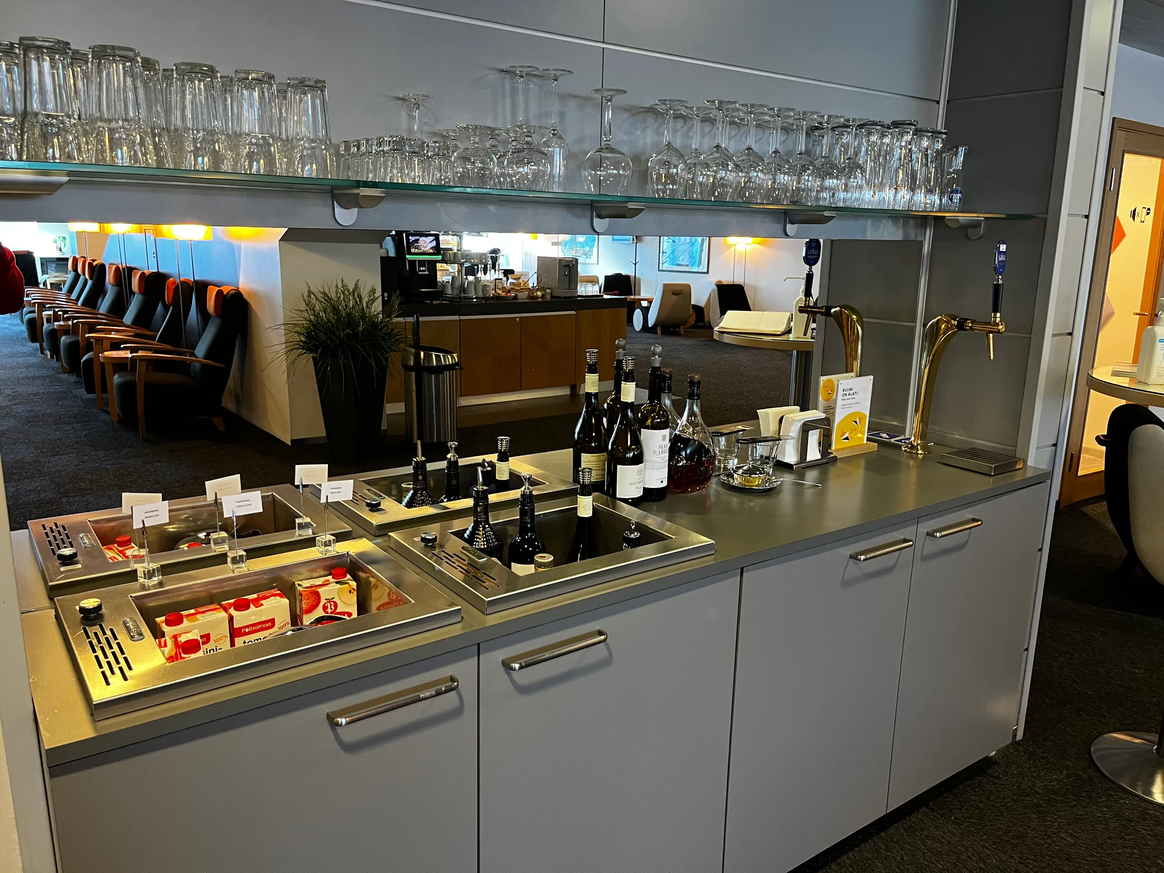 Bar mit Getränken und Gläsern im Flughafenlounge