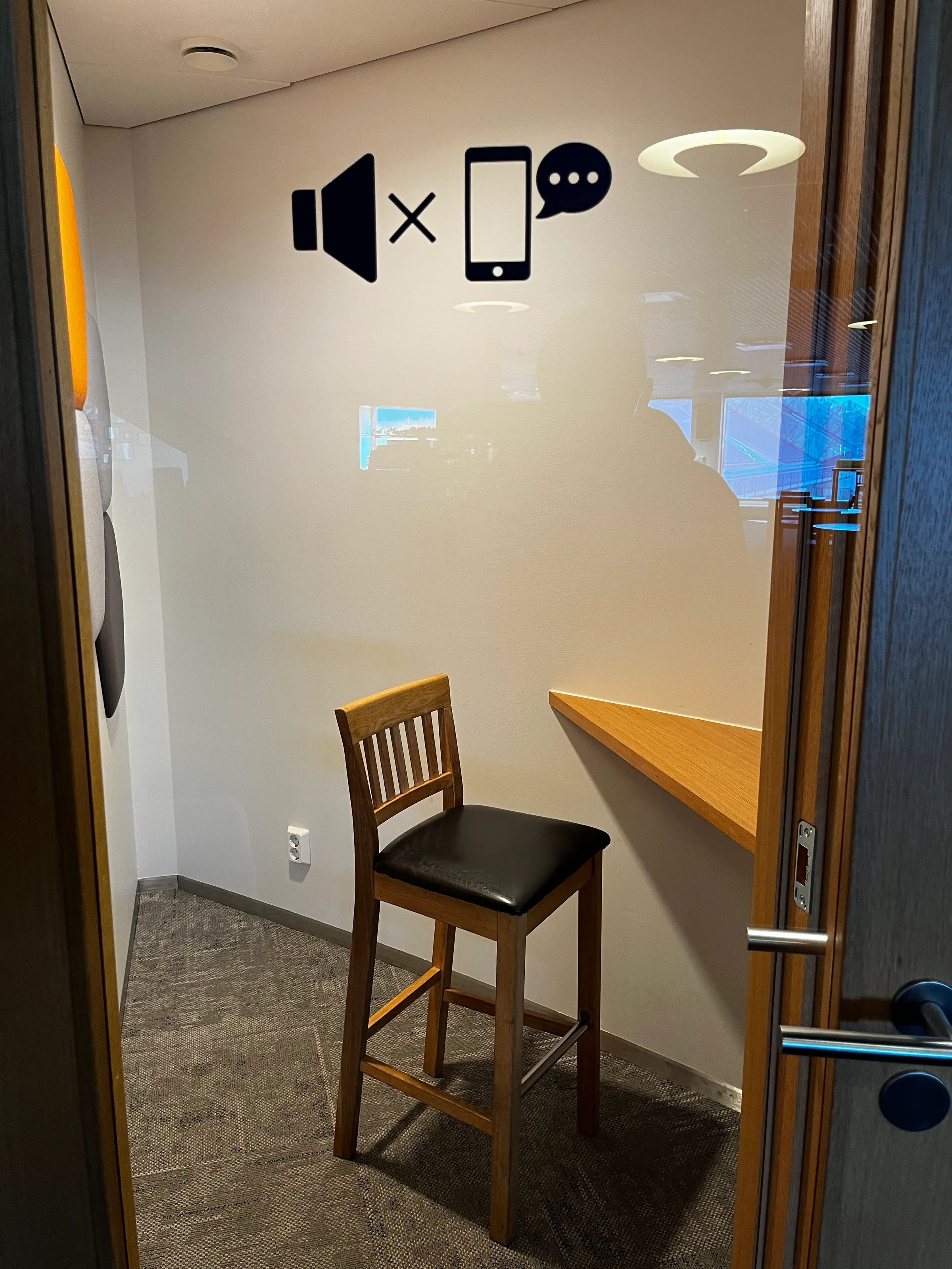 Einzelplatz im Flughafenlounge mit Stuhl und Tisch