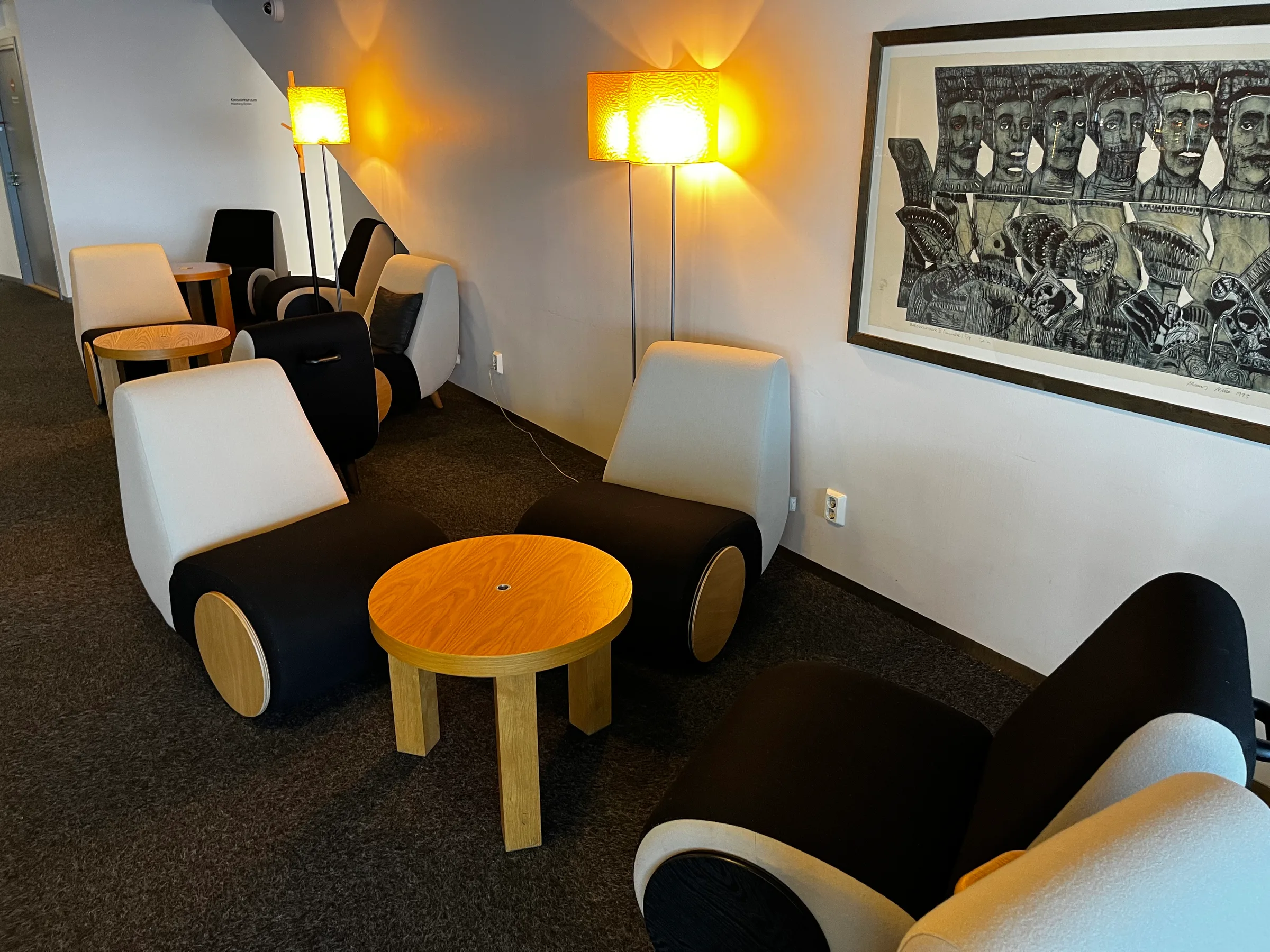 Lounge mit Sesseln und Couch in Grautönen