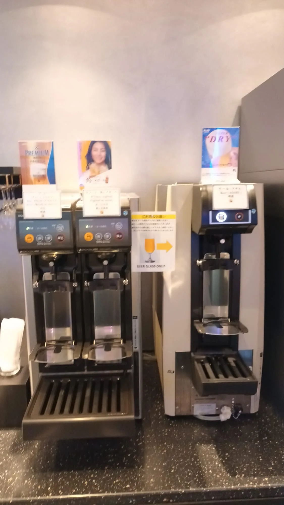 Bierautomaten mit Werbung für verschiedene Biersorten
