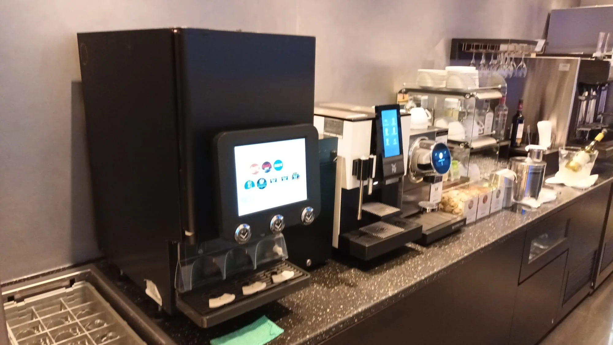 Automatisierte Kaffeemaschine mit Touchscreen im Lounge-Bereich
