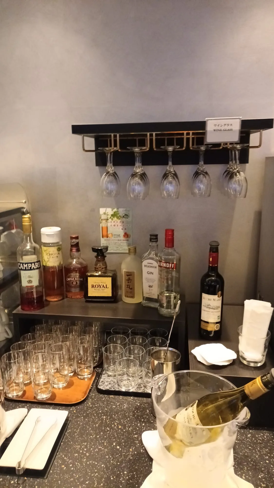 Bar mit Flaschen und Gläsern im Loungebereich
