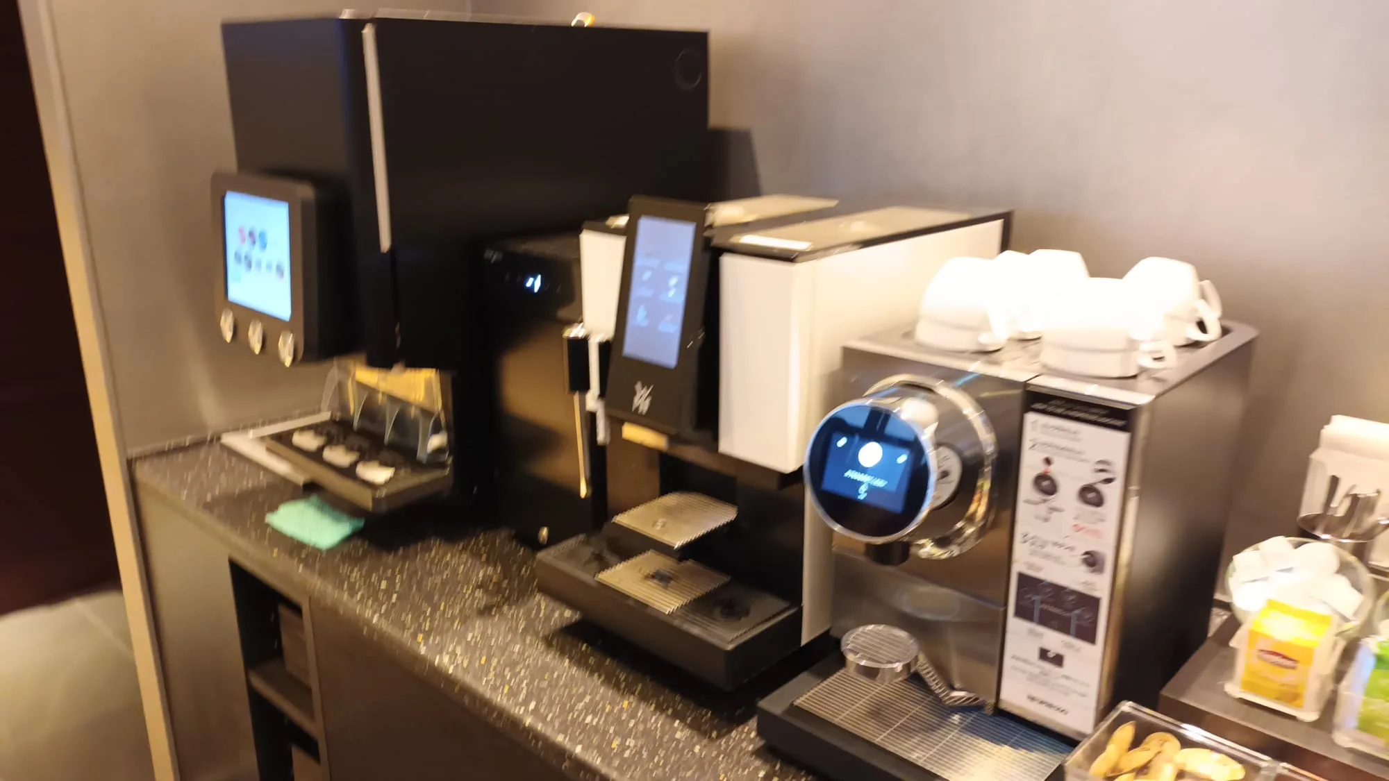 Kaffeeautomaten im Lounge-Bereich mit digitalen Displays