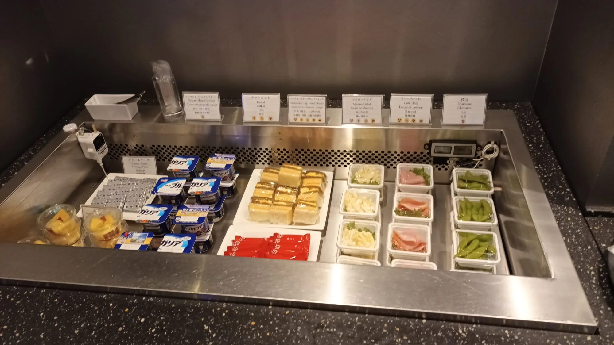 Kühlschrank mit verschiedenen Snacks und Salatbeilagen