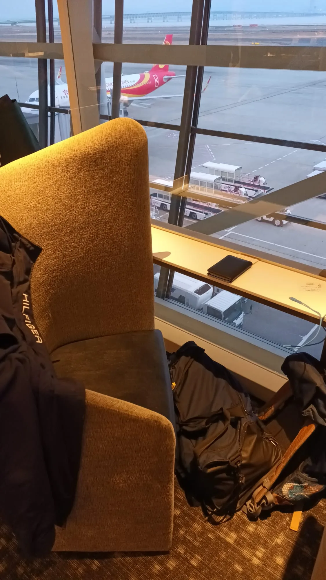 Lounge-Sessel mit Blick auf Flugzeug am Flughafen