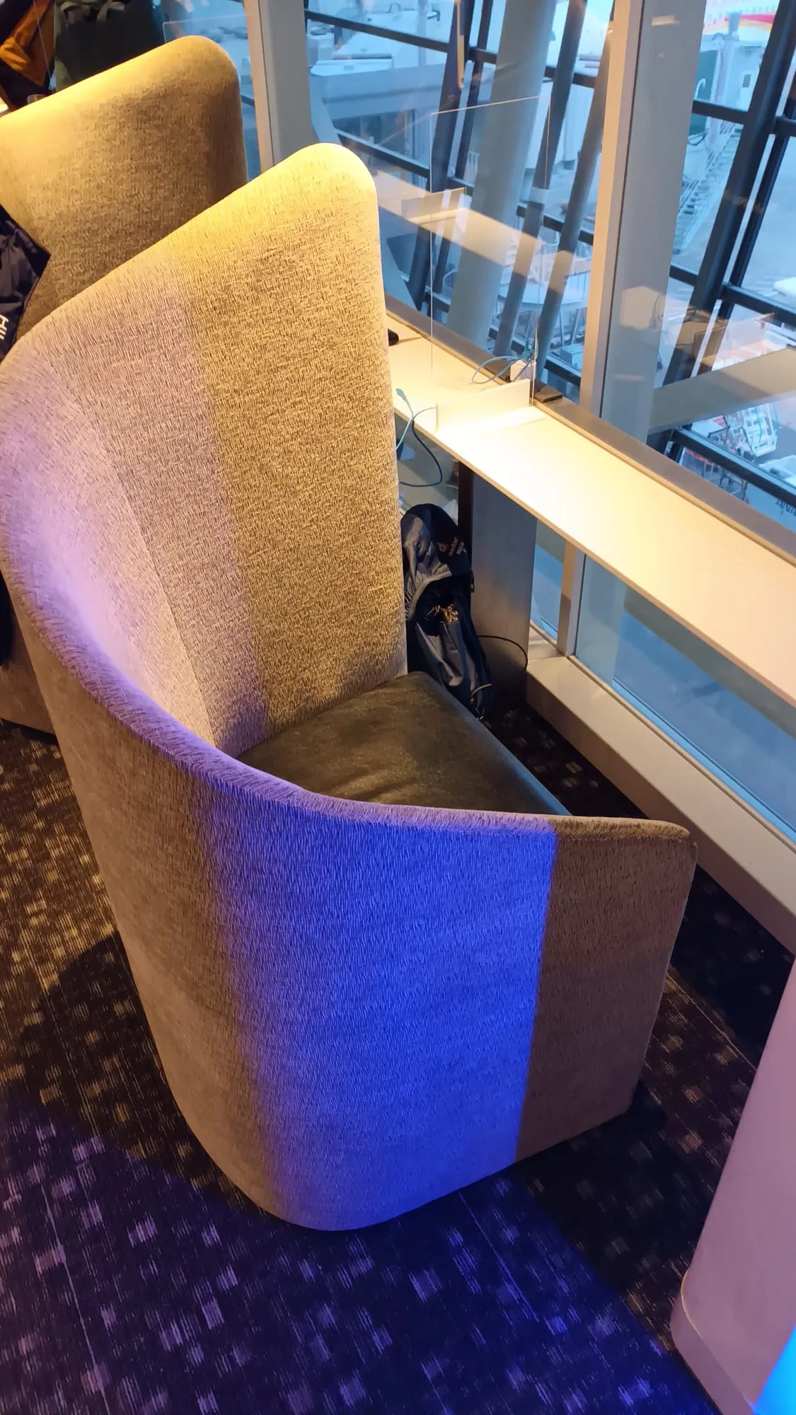 Sessel im Loungebereich mit blauem Streifen