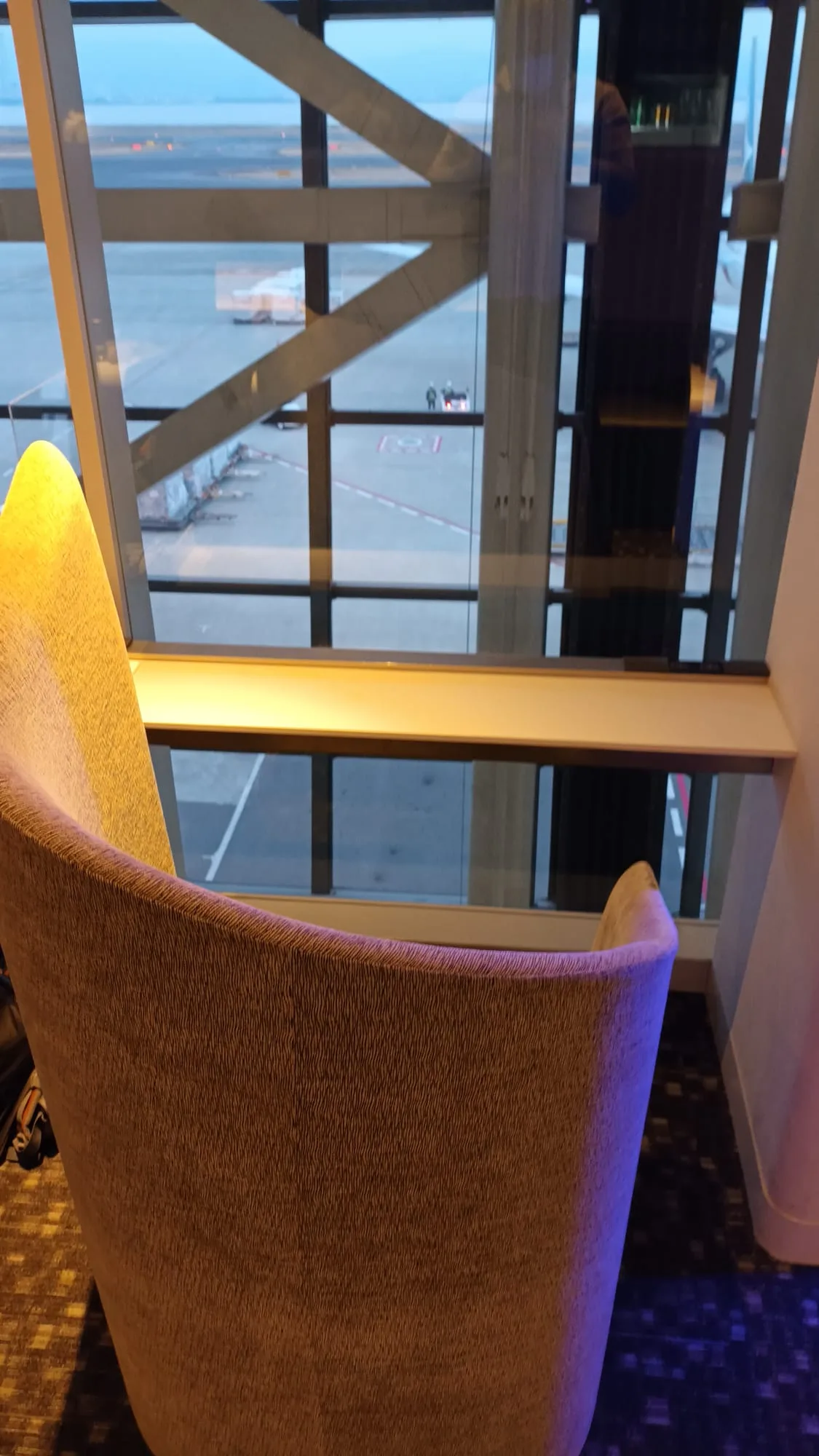 Sitzmöbel im Loungebereich mit Blick auf Flughafen