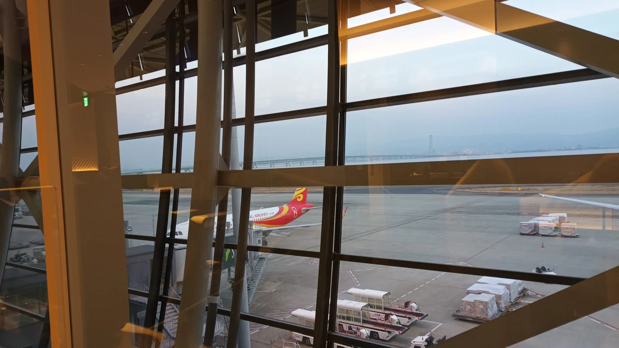 Flughafenfenster mit Blick auf geparktes Flugzeug und Vorfeld