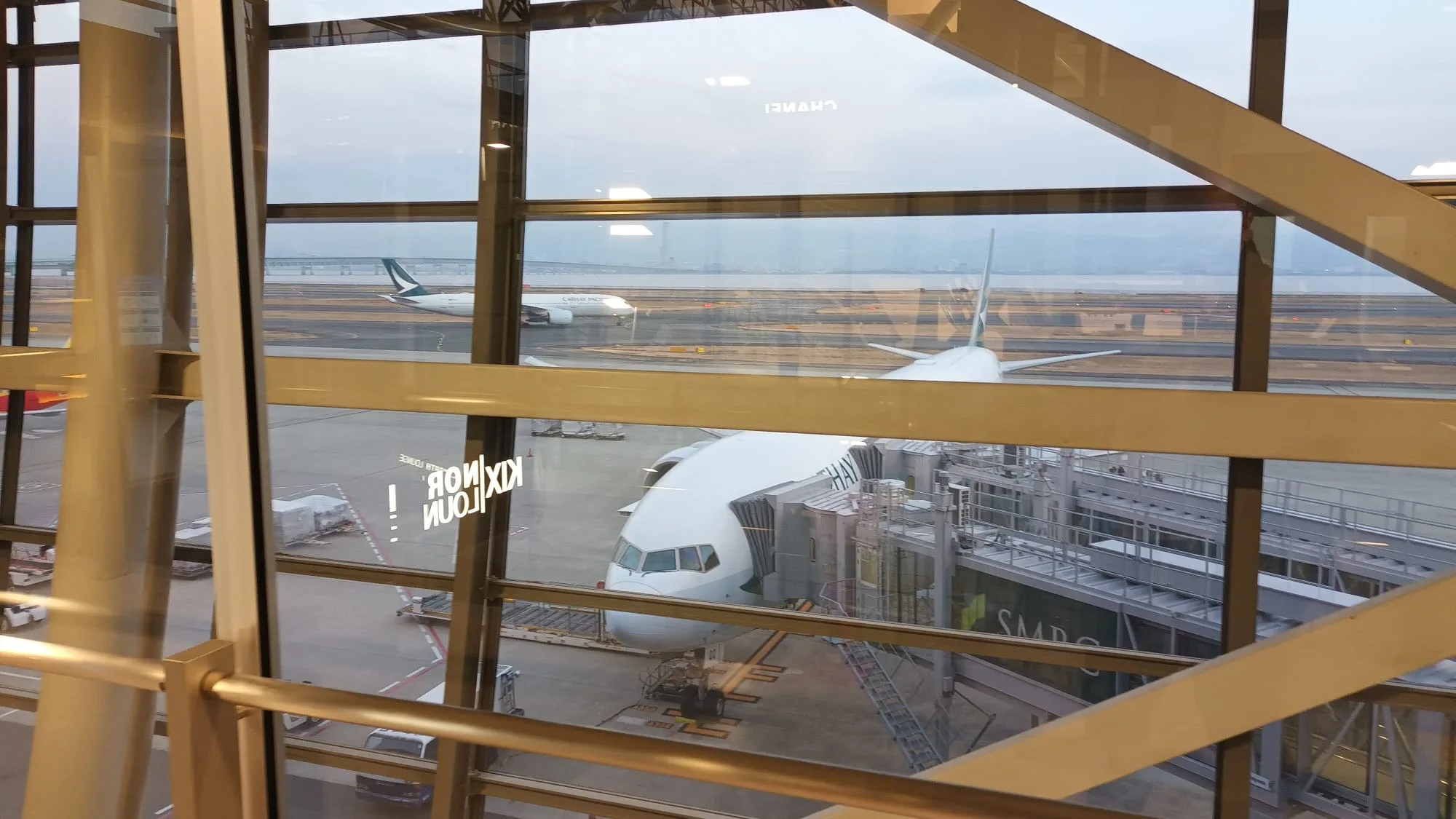 Flughafenfenster mit Blick auf geparkte Flugzeuge