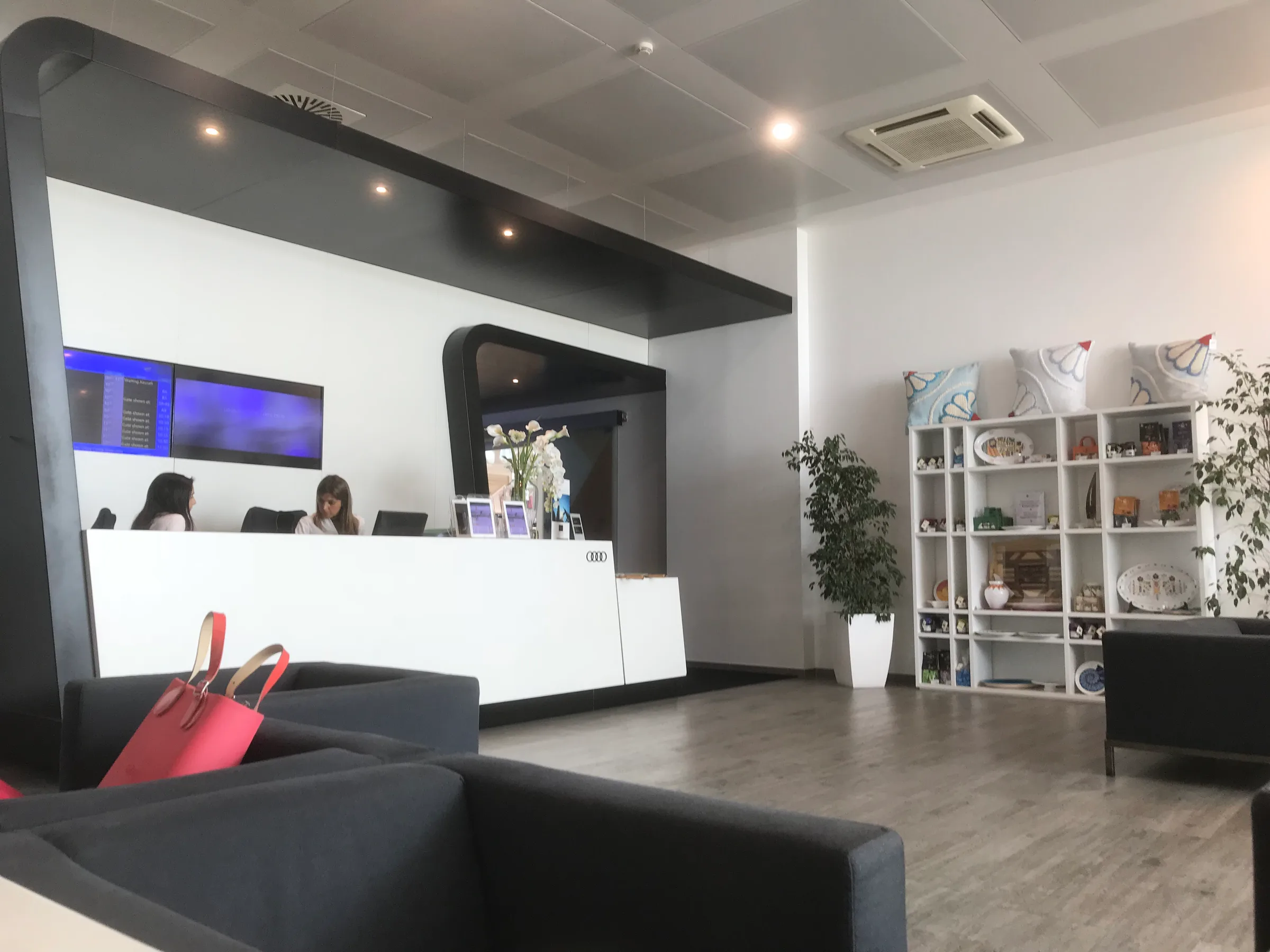 Rezeption mit Couchen und Dekoration im Flughafenlounge