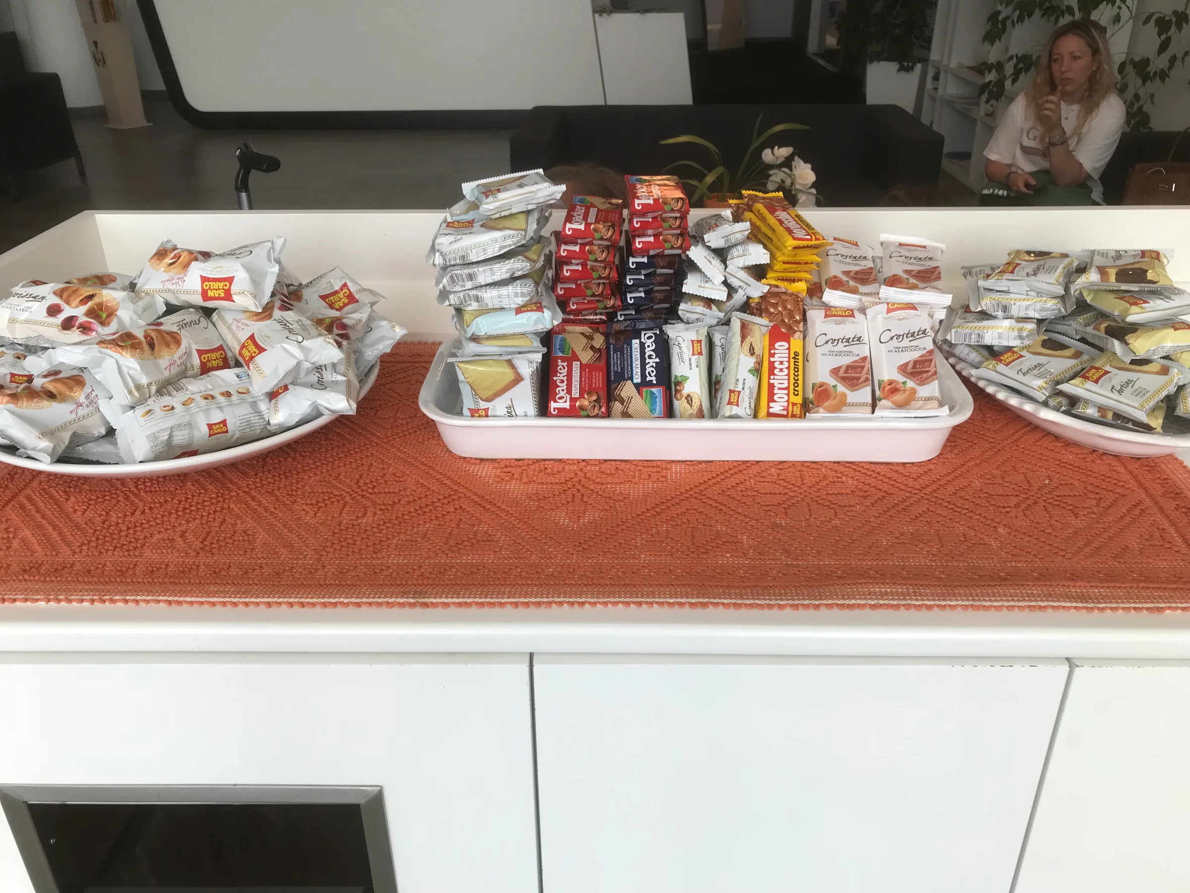 Snacks auf Tischen im Flughafenlounge