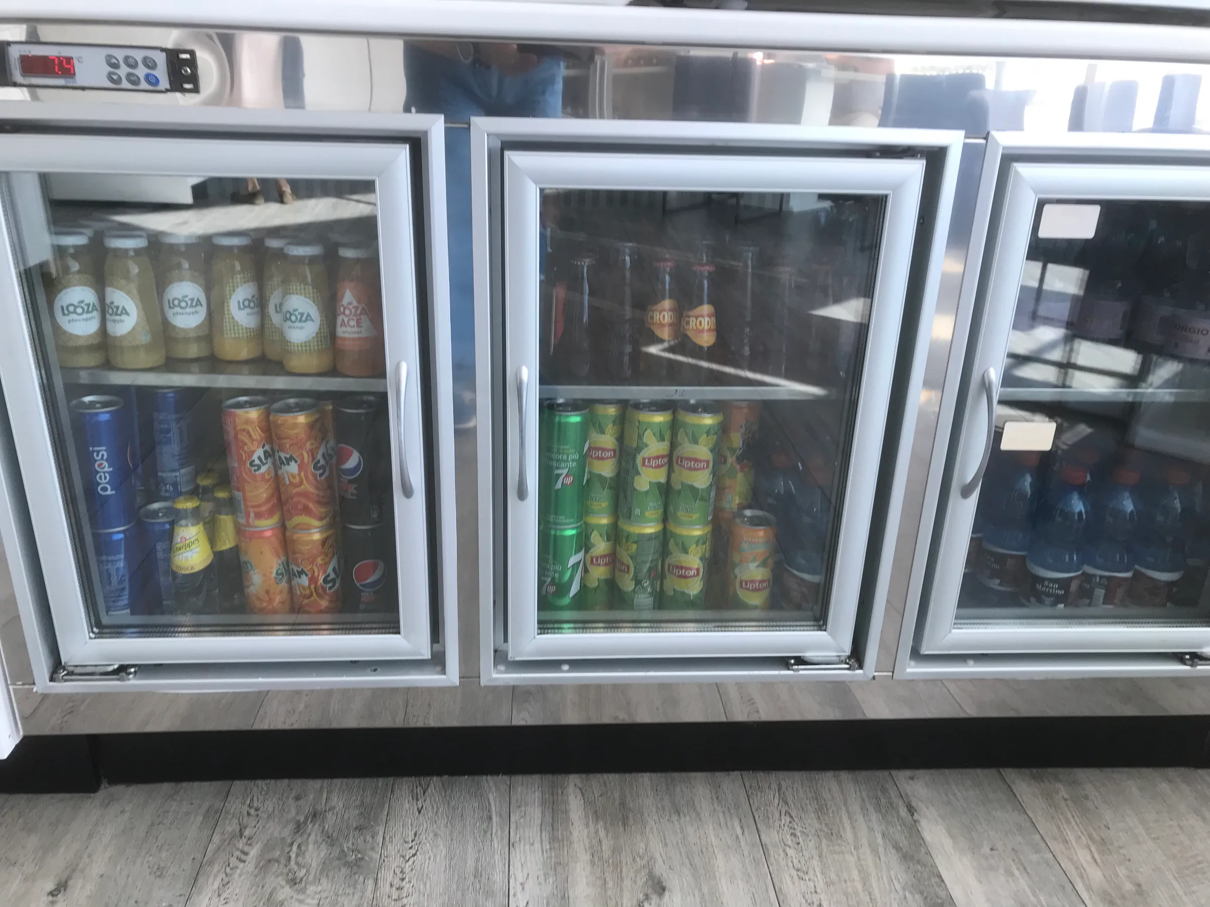 Getränkekühlschränke mit verschiedenen Getränken wie Pepsi und Lipton