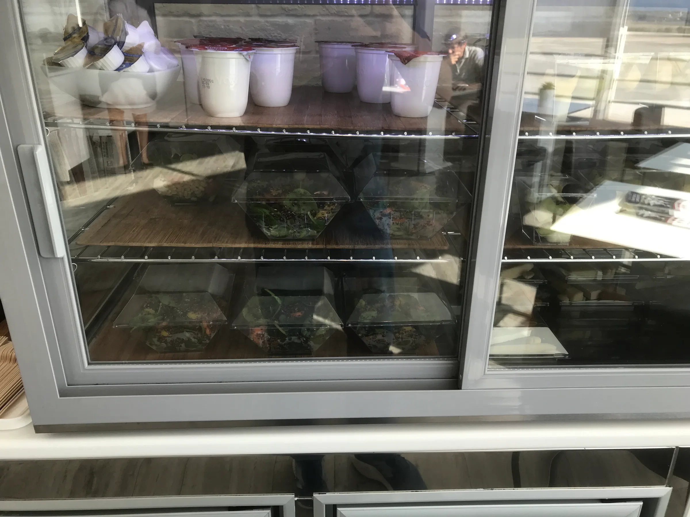 Gefriertruhe mit Salatverpackungen und Behältern