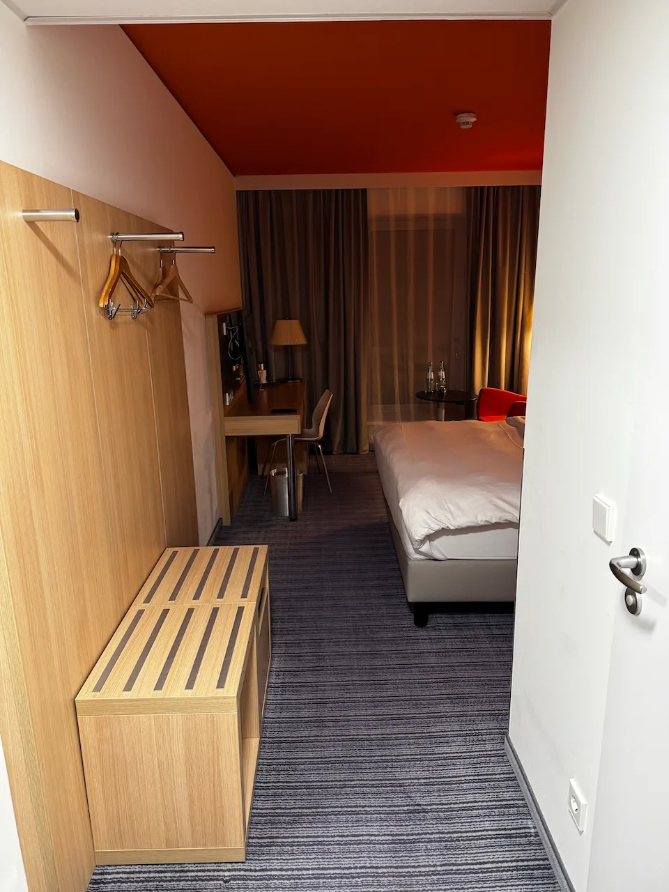 Hotelzimmer mit Doppelbett und Schreibtisch