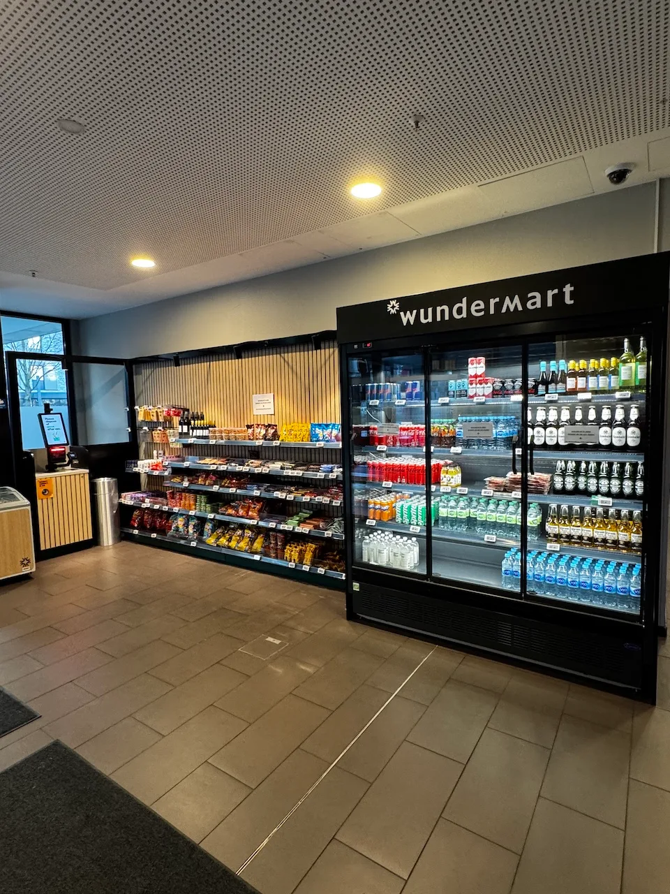 Geschäftsmittlager mit Getränkeautomaten und Regalen