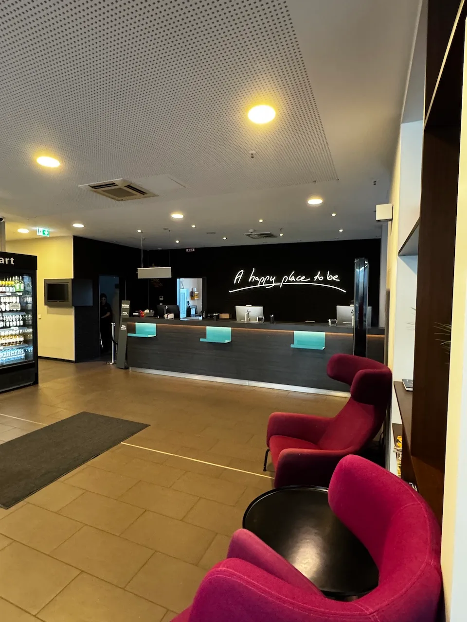Rezeption mit Sitzgelegenheiten und Wanddekoration im Park Inn by Radisson Frankfurt Airport