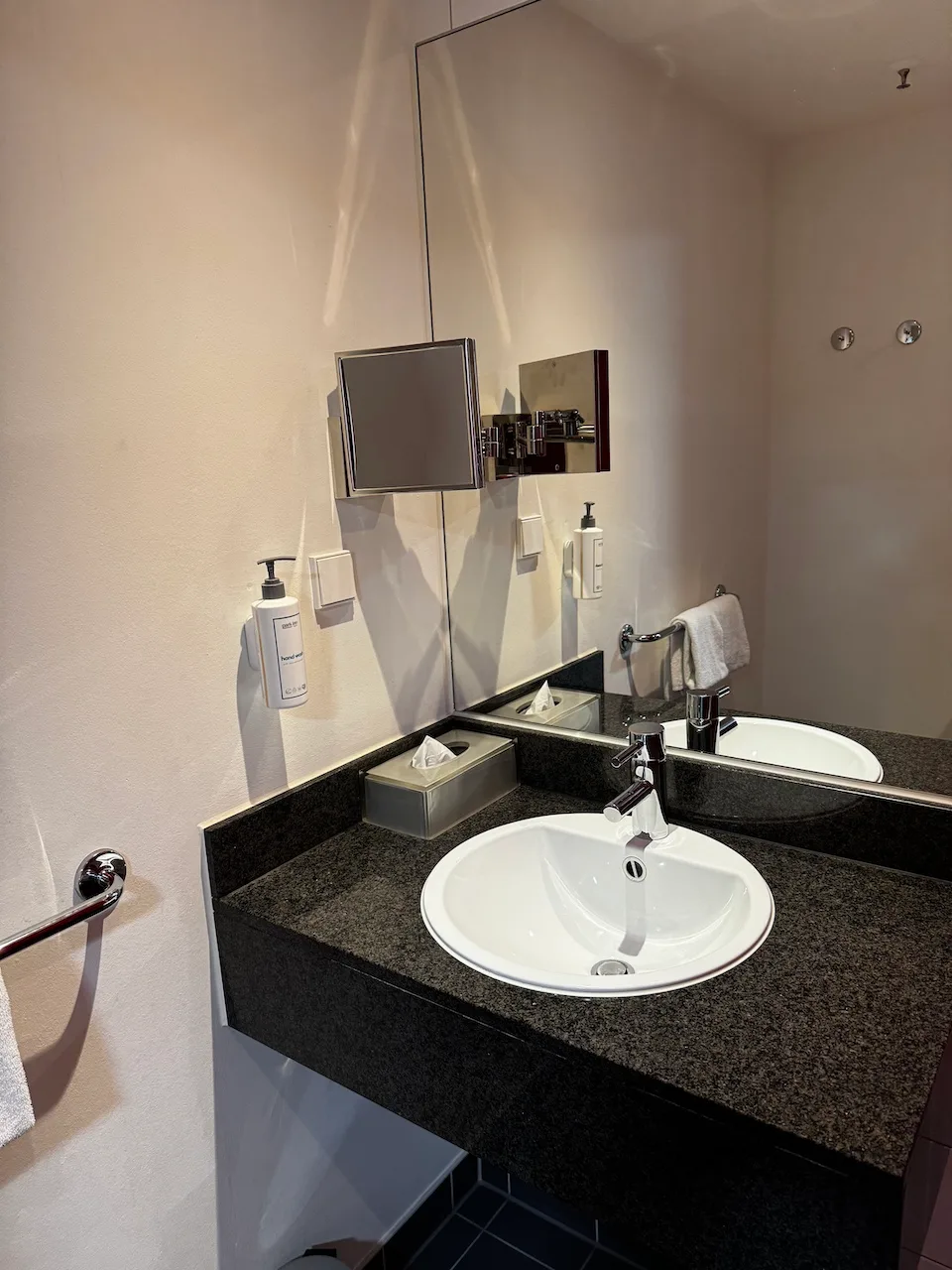 Hotelwaschtisch mit Spiegel und Seifenspender
