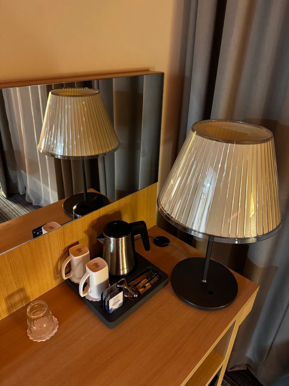 Hotelzimmer mit Tischlampe und Kaffeemaschine