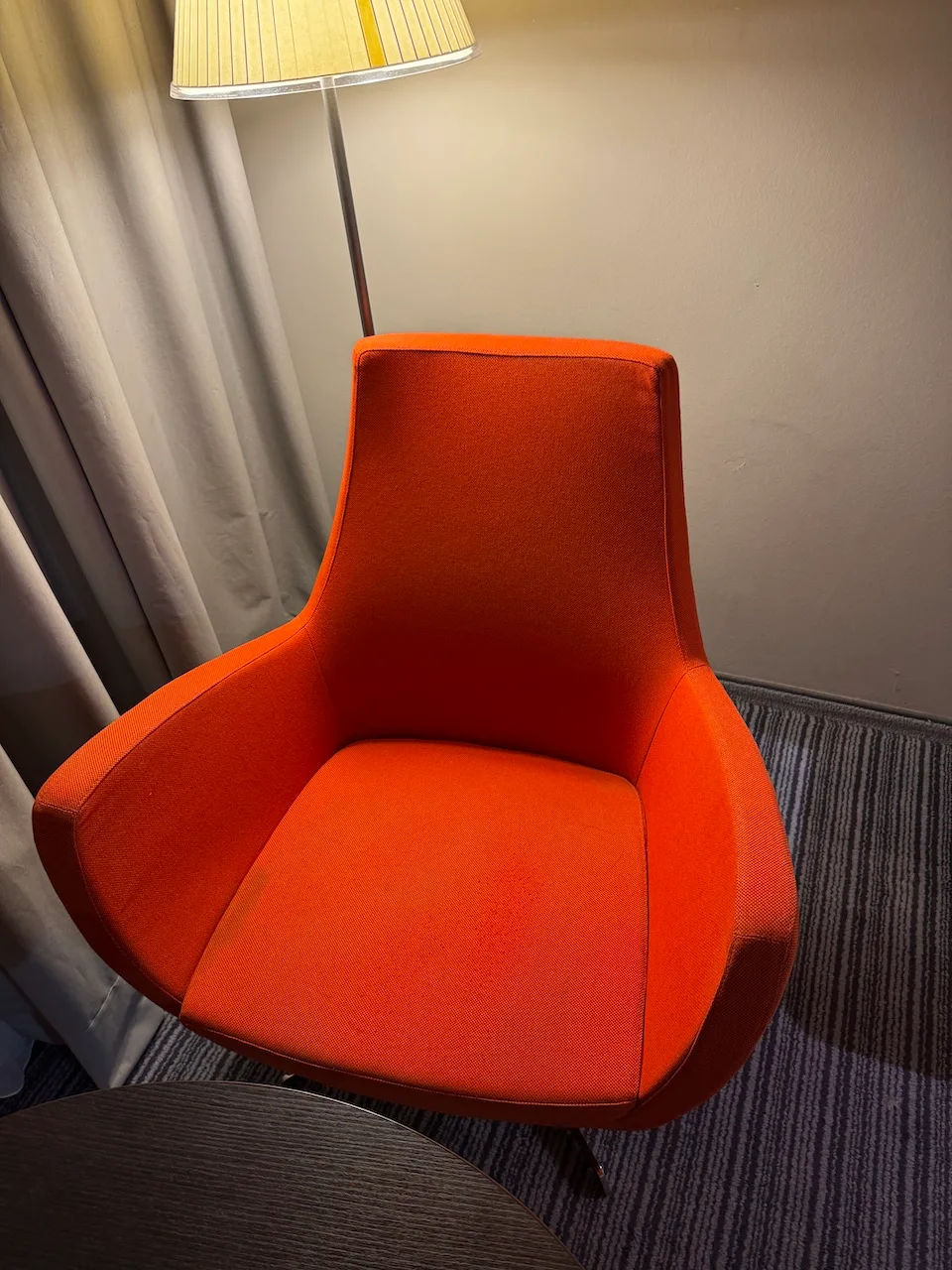 Oranger Sessel im Hotelzimmer