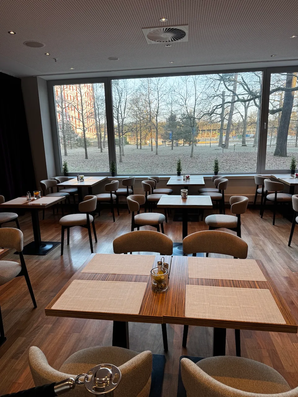 Hotelrestaurant mit Holzboden und großen Fenstern