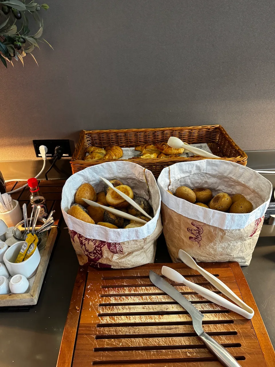 Frühstückstisch mit Brotkörben und Kartoffeln