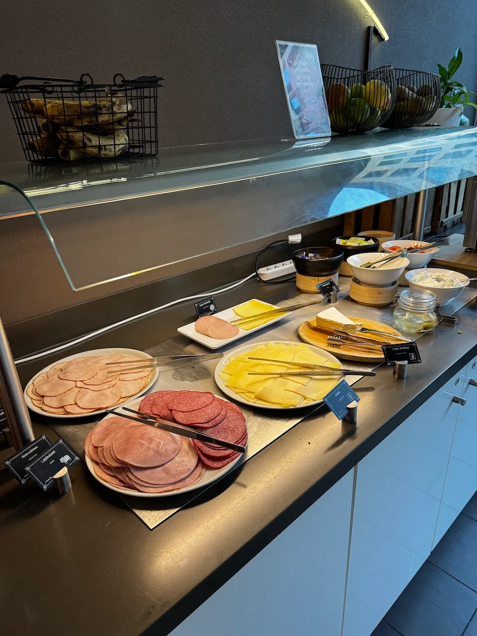 Frühstücksbuffet mit Wurst, Käse und Obst auf dem Park Inn by Radisson Frankfurt Airport