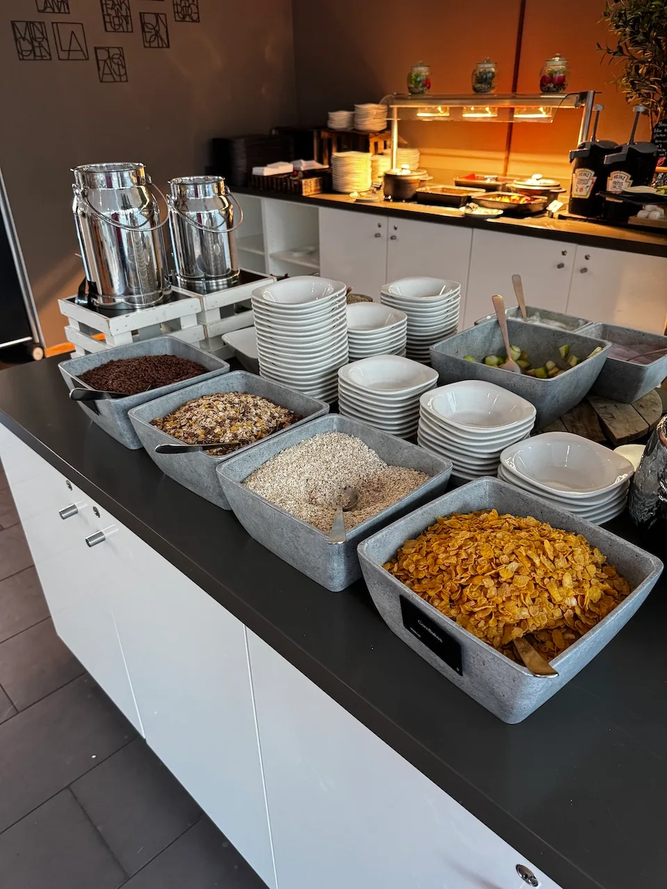 Frühstücksbuffet mit Müsli, Cornflakes und Obstsalat