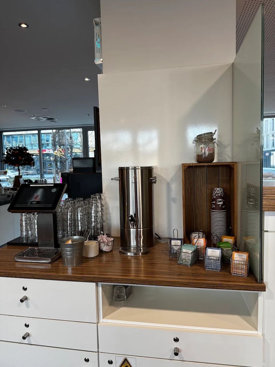 Kaffeebereich mit Kaffeemaschine und Getränkebehälter