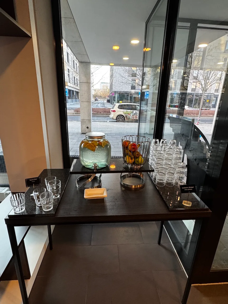 Hotelbar mit Obstschale und Gläsern auf Tisch
