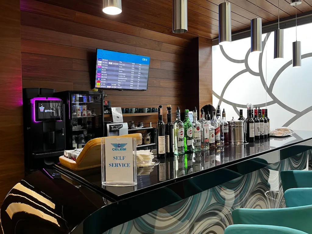 Platin-Lounge mit Selbstbedienungsbar und Getränkeauswahl