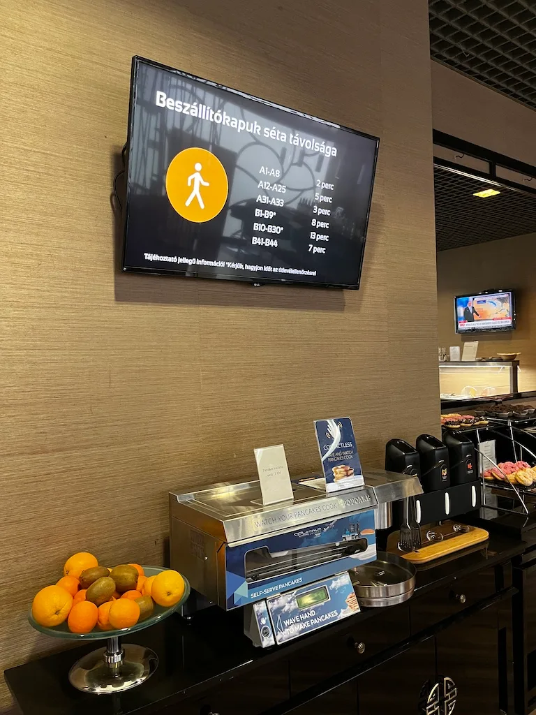 Lounge-Bereich mit Obstschale und Kaffeeautomaten