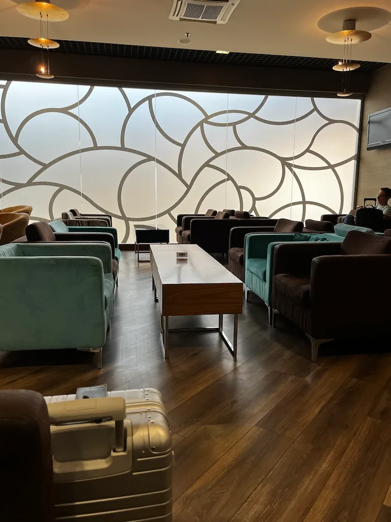 Lounge mit Sesseln und Couchen in Pastellfarben