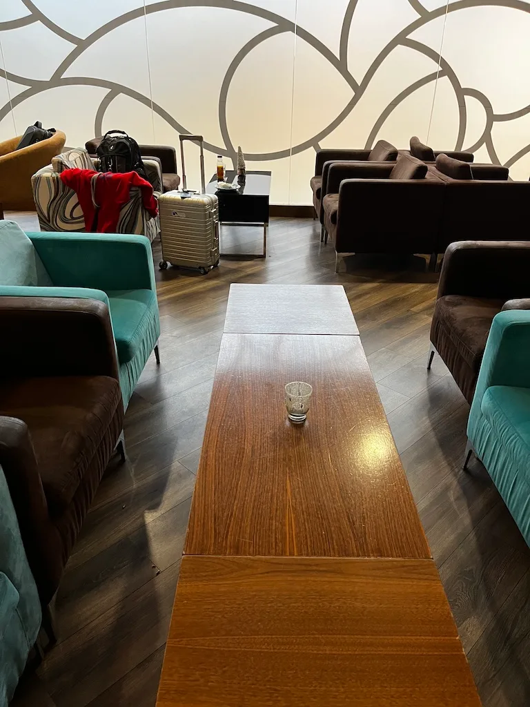 Lounge mit Sesseln und Couchen in verschiedenen Farben
