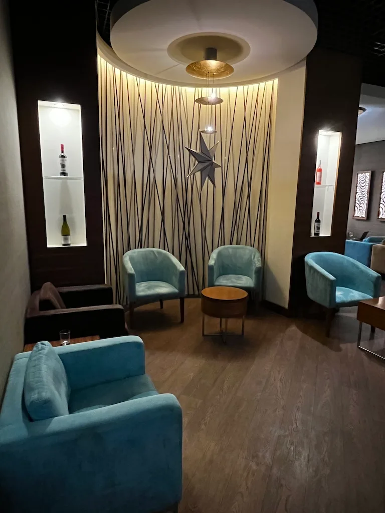Lounge mit blauen Sesseln und dekorativer Wandgestaltung