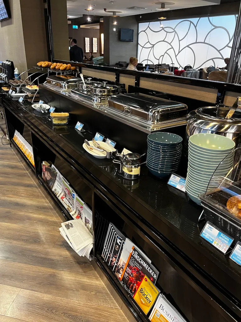 Buffet mit verschiedenen Speisen und Geschirr im Flughafenlounge