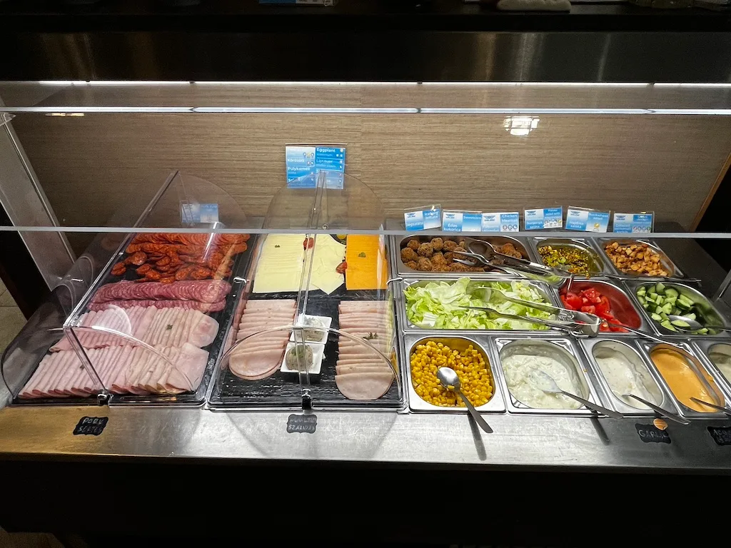 Schweinefleisch, Käse und Salate auf Buffet im Flughafenlounge