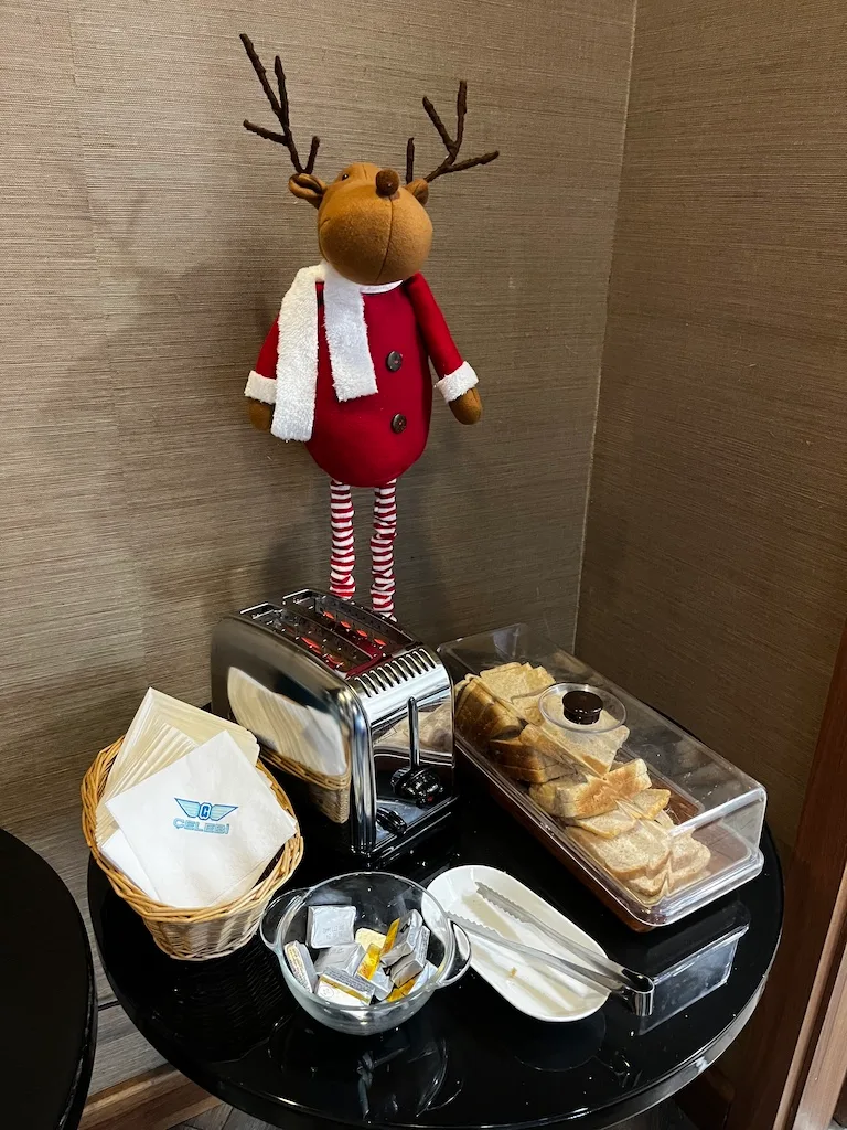 Weihnachtsdeko mit Rentierfigur auf Toaster im Loungebereich