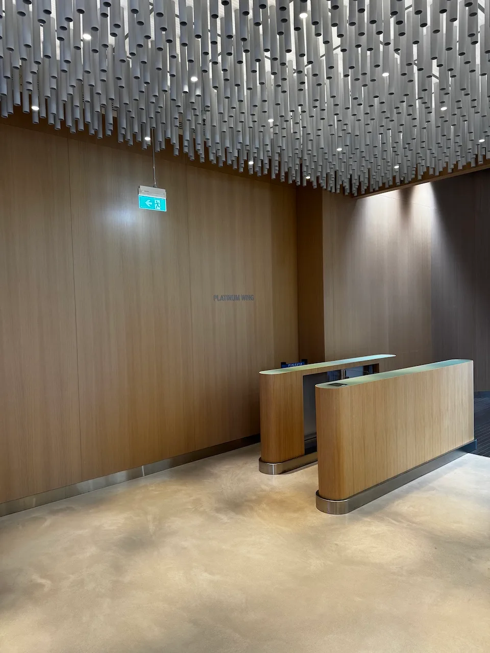 Holzvertäfelte Lounge mit Empfangsdesk