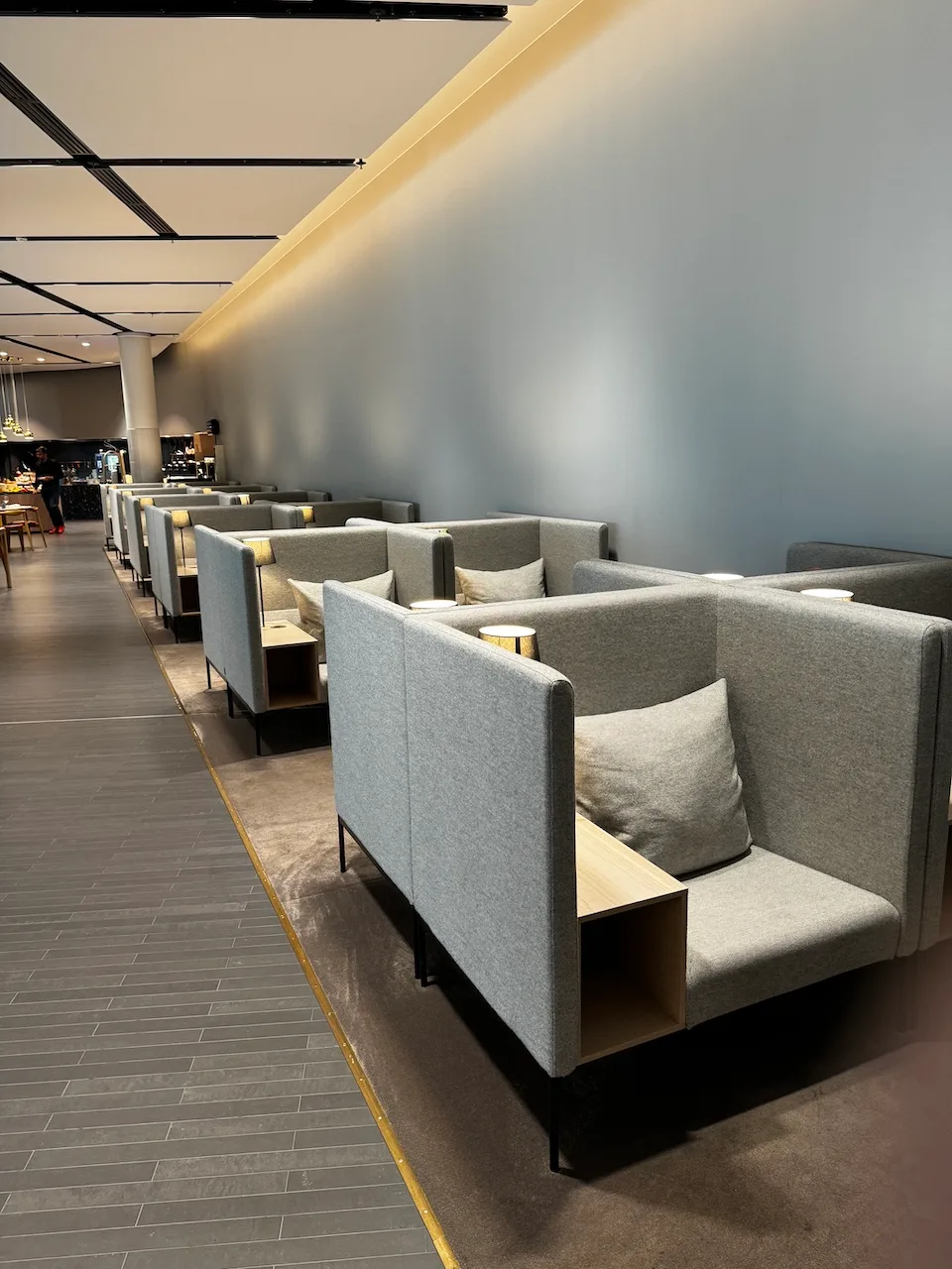 Graue Sitzgruppe mit Kissen in einem Flughafenlounge