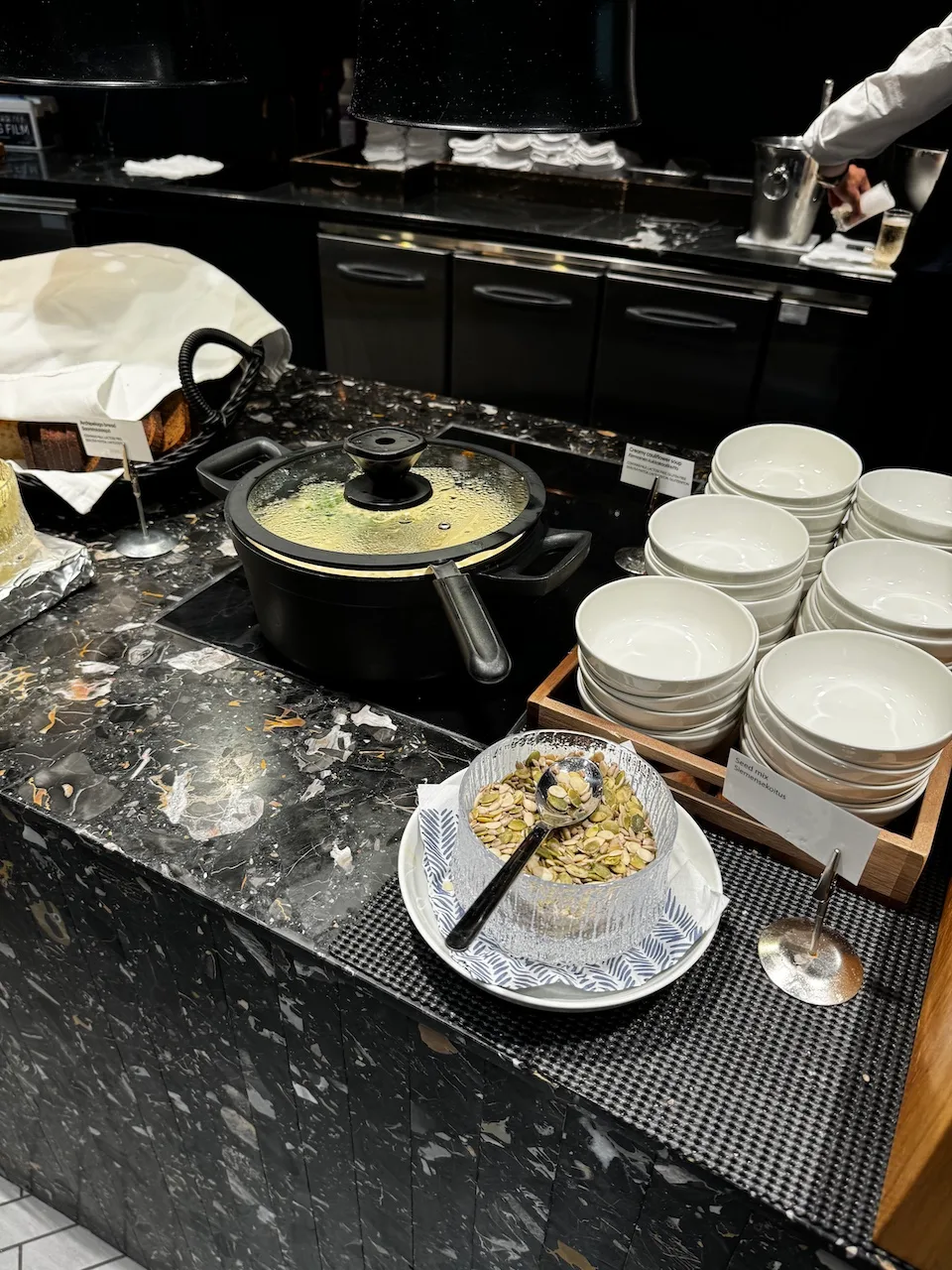 Buffet mit Schüsseln und Kochtopf auf Marmorplatte