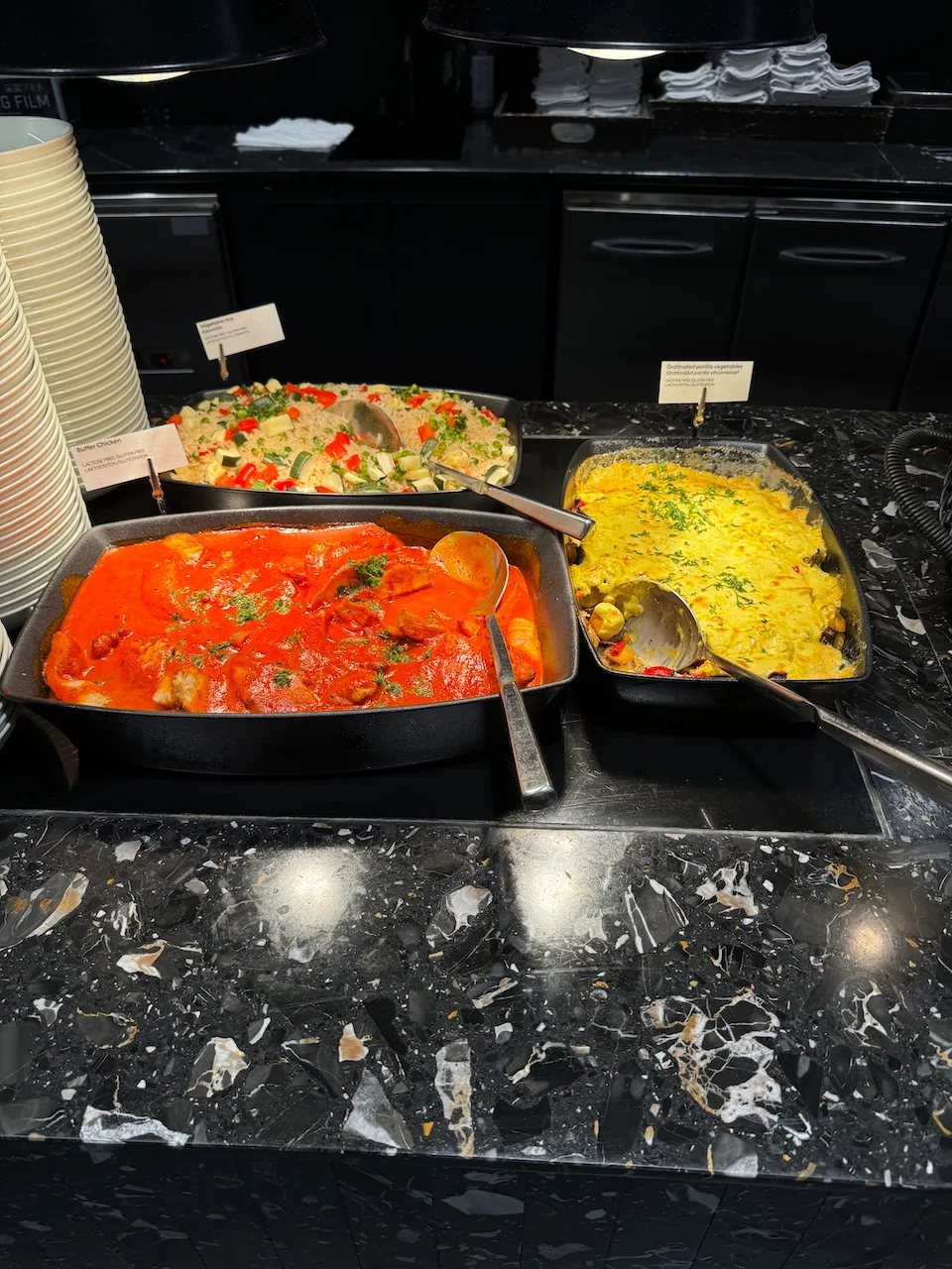 Buffet mit verschiedenen Gerichten auf Schalen