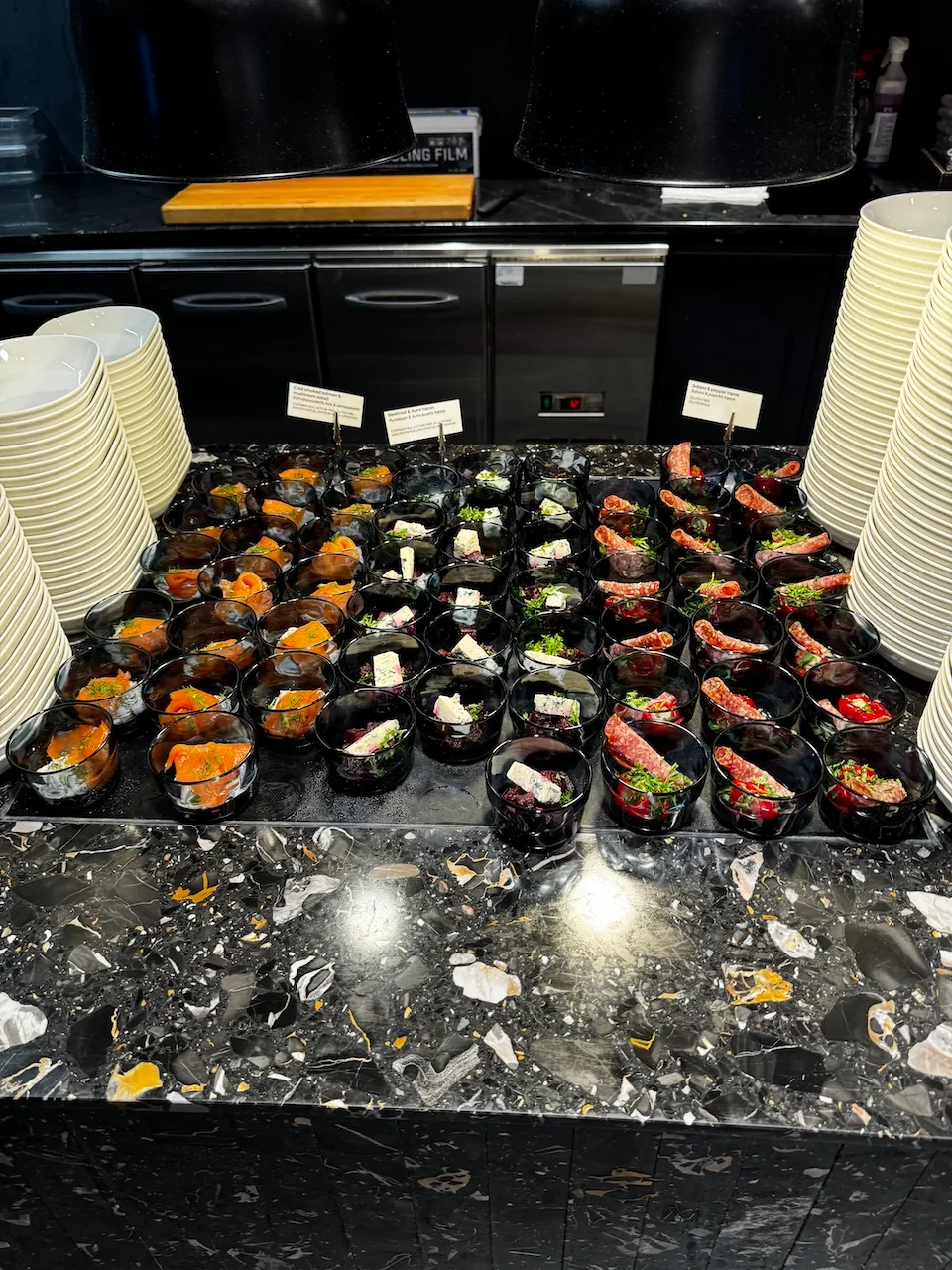 Loungebuffet mit verschiedenen Snacks in kleinen Schalen