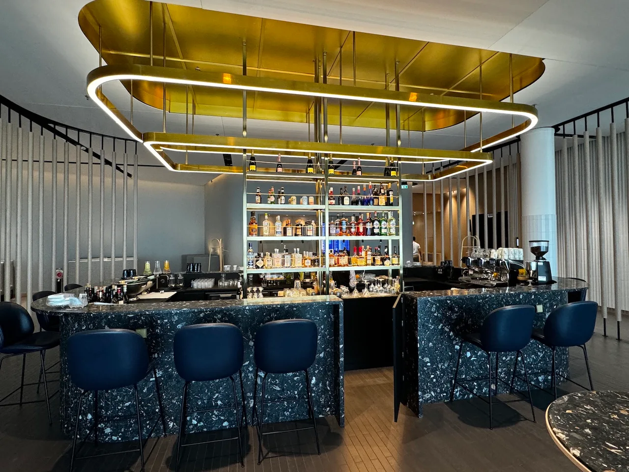 Bar mit Marmorhintergrund und goldenen Leuchten