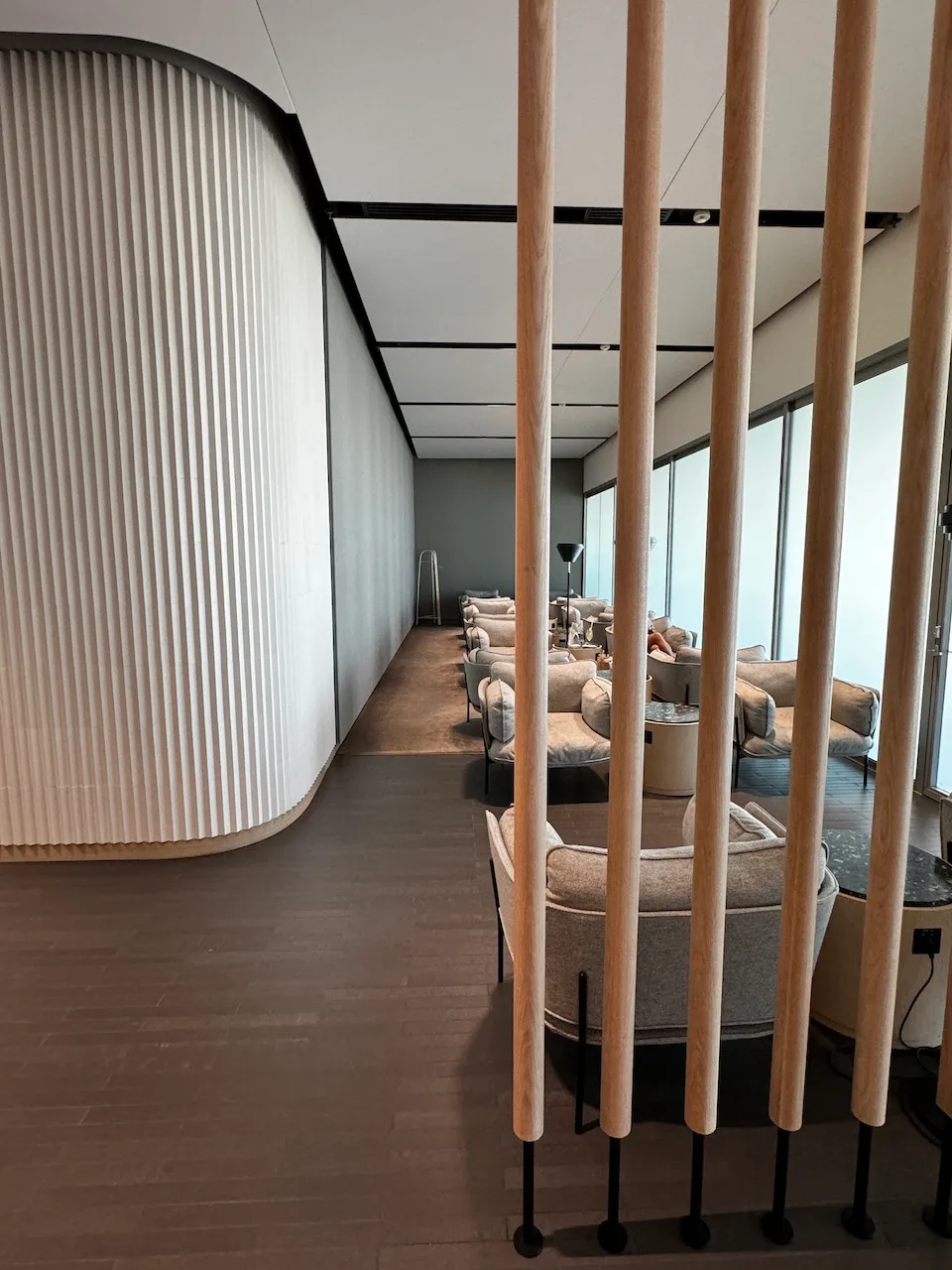 Lounge mit Holzstäben und Sitzmöbeln