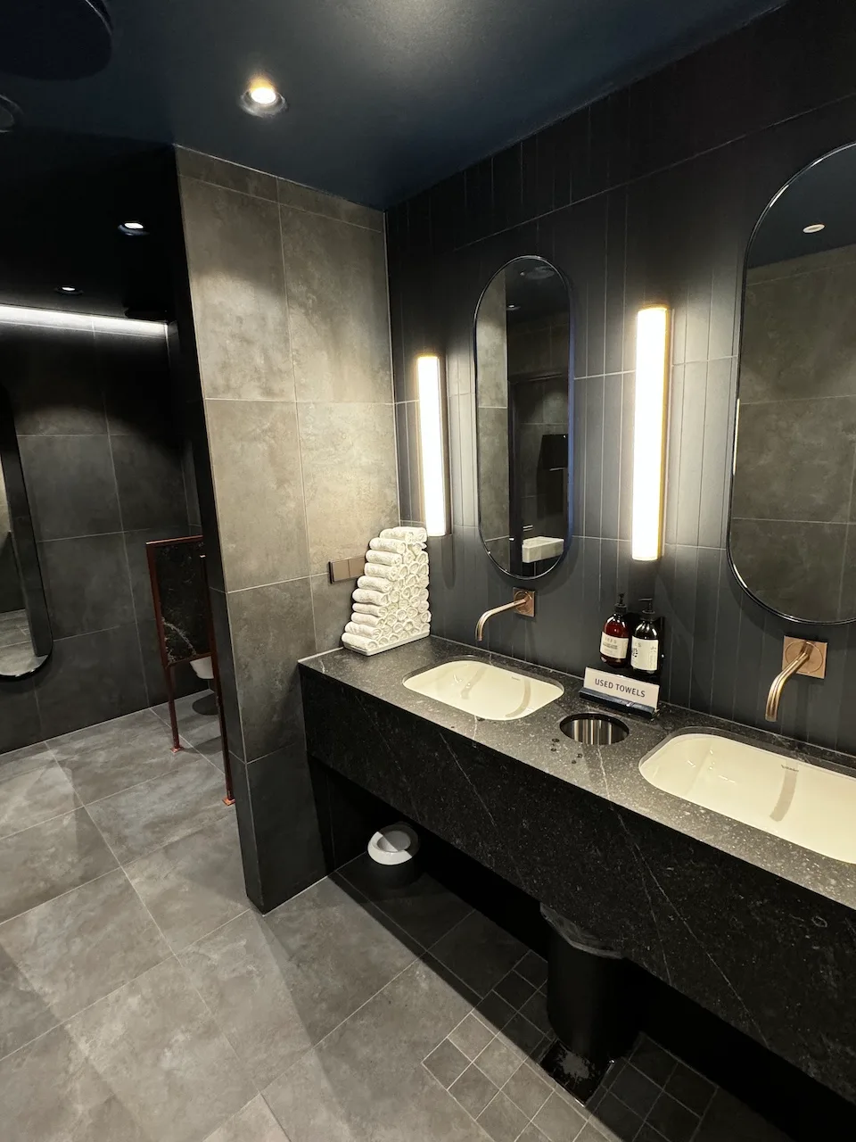Doppelspülbecken mit Spiegeln und Handtuchhalter im modernen Badezimmer