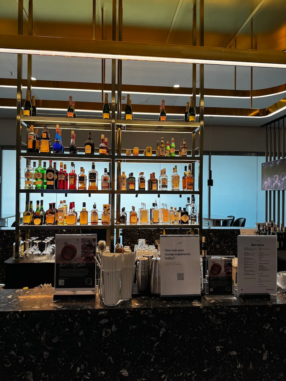 Bar mit Flaschenregal voller Spirituosen und Likören